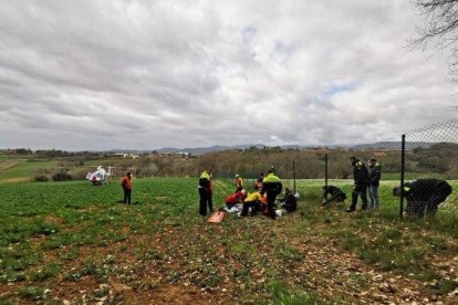 Els equips d'emergència atenen el desaparegut.