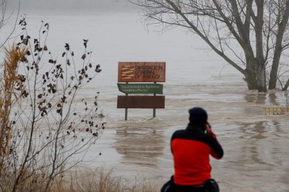 Vista del riu Ebre, al seu pas per Alagón, després de la seua crescuda.