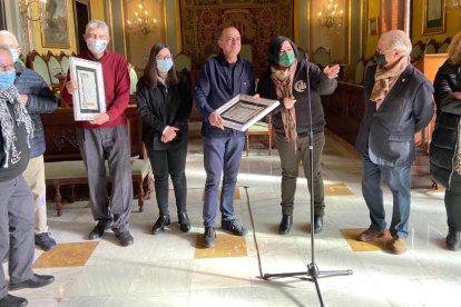 Els membres de les Ambaixades de les festes de Moros i Cristians visiten la Paeria