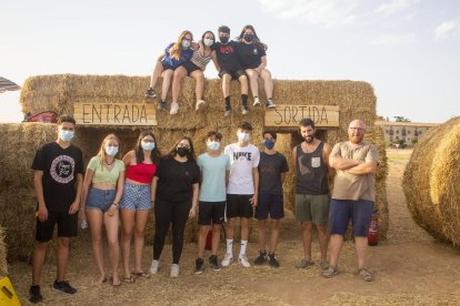 Impulsors i organitzadors del nou laberint de palla posat en marxa aquest mes d’agost a Sant Ramon.