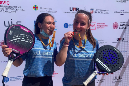 Les dos jugadores, posant amb la medalla d’or.