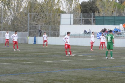 Los jugadores del Lleida, cabizbajos, tras encajar uno de los goles.