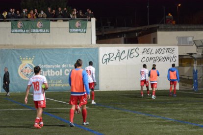 Los jugadores del Lleida, cabizbajos, tras encajar uno de los goles.