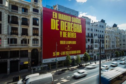 A la imatge, la lona gegant desplegada a la Gran Via de Madrid.