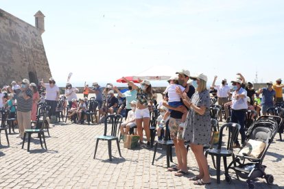 El públic ahir a la plaça de la Sardana, amb les gorres dissenyades per Natura.