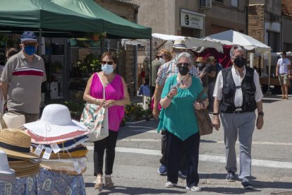 Una voluntària entrega una caixa d’ous a un assistent a la Fira de l’Ou, ahir al matí.