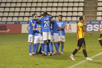 Los futbolistas del Lleida Esportiu celebran uno de los tres tantos que consiguieron ante el Sant Andreu.