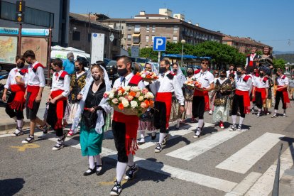 Decenas de vecinos de Ponts participaron ayer en una Festa del Roser adaptada a la pandemia. 