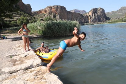 Afluència de banyistes ahir fugint de la calor a Sant Llorenç de Montgai, a la imatge.