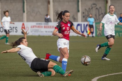 La suiza Caroline, que jugó ayer su segundo partido como titular en el AEM, brega por el balón con una rival.