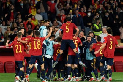 Jugadores y cuerpo técnico de la selección española celebran el tanto de Morata a 4 minutos del final.