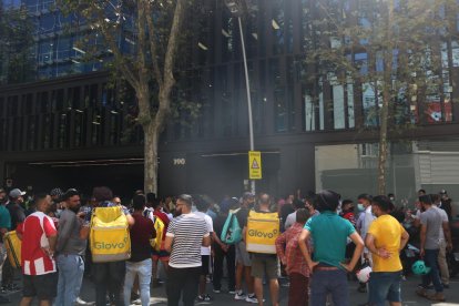 Protesta ante la sede de Glovo en Barcelona, ayer.