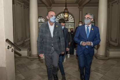 Miquel Pueyo, seguido de Toni Postius, con el conseller Tremosa en su visita al ayuntamiento de Lleida.