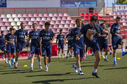 La plantilla del At. Lleida inició ayer la pretemporada con muchas caras nuevas.