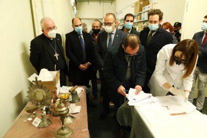 Les obres arribades des de Lleida, ahir al Museu Diocesà de Barbastre.