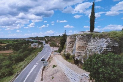 El muro que se ha construido y las murallas apuntaladas donde se han instalado mallas.