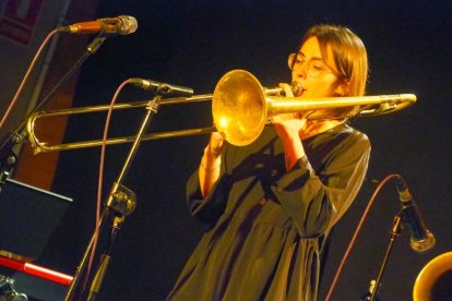 La trombonista i cantant Joana Cebolla, diumenge en el concert que va oferir al Cafè del Teatre.