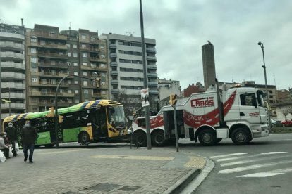 Un autobús urbà de Lleida, remolcat per una avaria