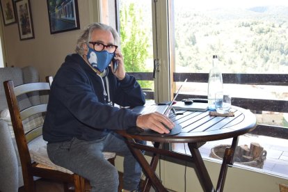 Antonio Solà teletrabaja desde su residencia en Riu de Cerdanya.