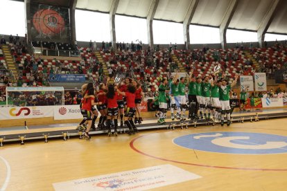 Manlleu i Liceo van rebre alhora el trofeu de campió sobre el parquet de Riazor.