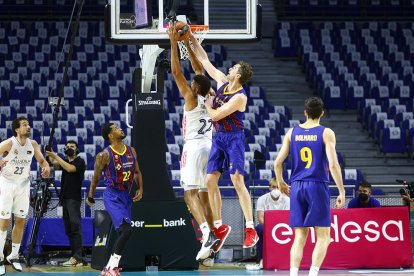 Pau Gasol col·loca un tap a Tavares davant de Higgins, letal ahir.