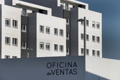 Vista d’un bloc d’habitatges en venda, un sector que repunta a tot l’Estat.