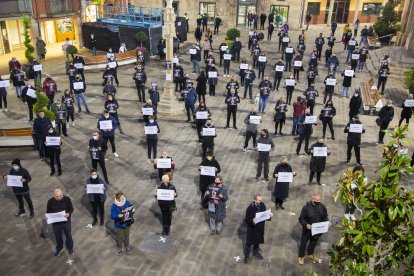 Un moment de la protesta d’ahir dels bars, restaurants i locals de lleure nocturn a la plaça Major de Tàrrega.