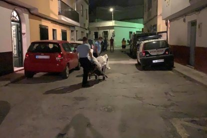 Operaris funeraris amb el cadàver de la dona morta a Motril.