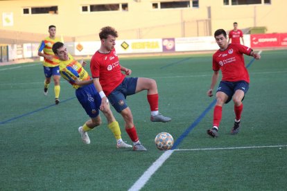 Aleix Llusà controla l’esfèric davant la pressió d’un jugador del Bellpuig.