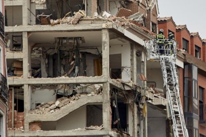 Los Bomberos inspeccionaron desde fuera la estructura del edificio, que quedó muy debilitada.