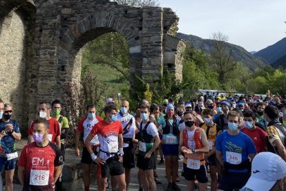 Els participants en la trail d’adults esperant a la línia de sortida al començament de la carrera.