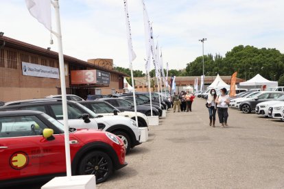 Més de 550 vehicles s’exhibeixen en aquesta fira de l’automòbil.