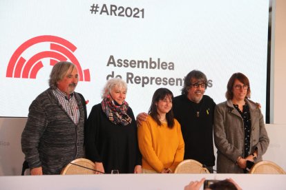 Los 5 miembros de la asamblea de representantes del Consell de la República, con Curto en el centro. 