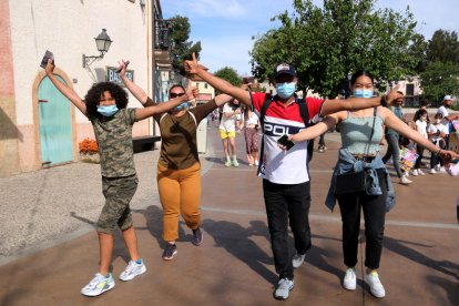 Primeros visitantes en entrar a PortAventura desde el 16 de octubre, ayer en su reapertura.