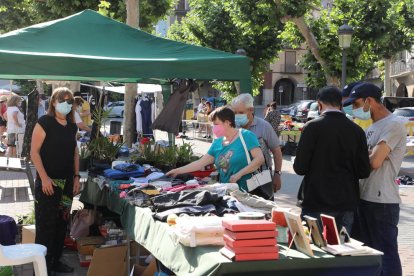 Una de les trenta parades que van participar ahir en el Mercat Vell de Balaguer.