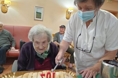 Montserrat celebró el viernes su 107 cumpleaños con una chocolatada en la residencia de Esterri. 