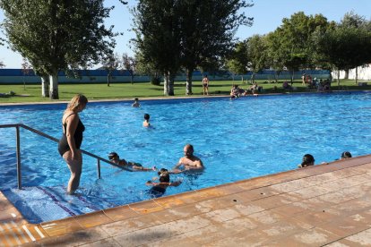 Banyistes ahir a la tarda a les piscines de Gimenells i el Pla de la Font.