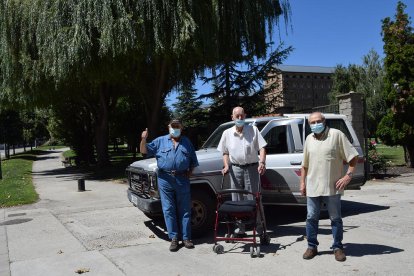 Josep Roca, Josep Vila y Vicenç Klimt, saliendo ayer de la Llar de Sant Josep de La Seu, donde residen. 