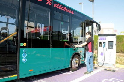 El conductor de l'autobús, carregant-lo a Torrefarrera.