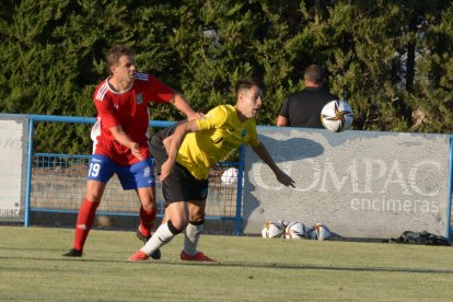 Una acció del partit d’ahir entre el Lleida i el Tarassona, jugat a Granyén.