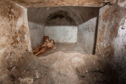 Los restos encontrados en la tumba de Pompeya.