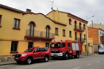 Vehicles dels Bombers Voluntaris de Seròs aparcats al davant de l'alberg municipal.