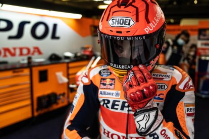 Marc Márquez, ahir al box del seu equip amb la mirada que denota concentració, després de completar la jornada d’entrenaments.