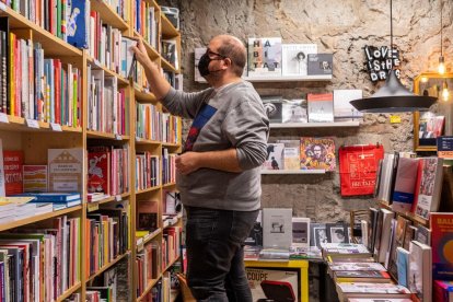 Un trabajador ordena los libros en un establecimiento. 