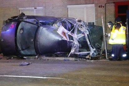 Dos agentes inspeccionan el automóvil tras el impacto.