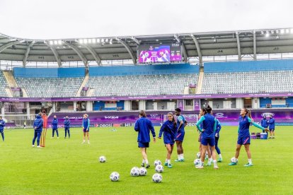 Les jugadores del Barça, ahir durant la sessió d’entrenament al Gamla Ullevi de Göteborg.