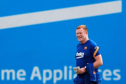 Ronald Koeman, ahir durant la sessió d’entrenament del FC Barcelona.