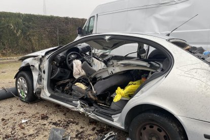 Estado del vehículo accidentado ayer en la Segarra. 