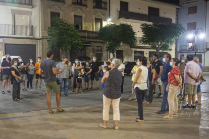 La primera visita guiada nocturna d’aquesta edició va congregar més d’una vintena d’assistents.