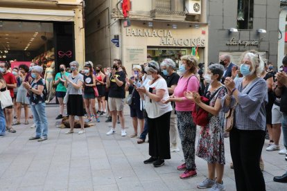 Concentración ayer convocada por Dones Lleida para condenar la violencia machista en la plaza Paeria. 